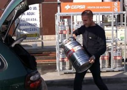 Un hombre compra una bombona de butano. EFE/Archivo