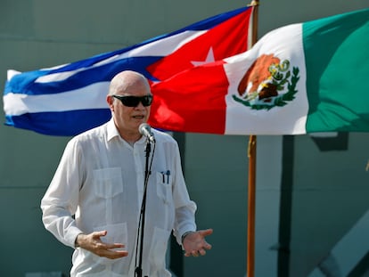 El ministro de Comercio Exterior de Cuba, Rodrigo Marmierca, habla durante la llegada de un barco con ayuda humanitaria de México este 30 de julio.