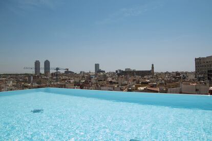 Nedar al cel de Barcelona. Al bell mig de la ciutat, la terrassa del Grand Hotel Central s un oasi. Lespai de fusta clara i tons negres permet desconnectar del trfec de la Via Laietana amb una de les millors vistes panormiques de la capital catalana. La piscina infinita i la zona de sofs a lombra de veles blanques sn el gran reclam d'aquesta terrassa. A partir de les nou del vespre ofereixen sopars oberts al pblic i una extensa carta de cctels. Locasi perfecta per deixar-se endur pel gust dun Panda Mule, un combinat fet amb vodka, pomelo, llimona, mandarina, alfbrega i cervesa de gingebre. Via Laietana, 30. A partir de les 21.00 (millor reservar).