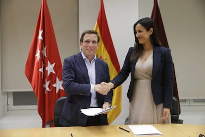 José Luis Martínez-Almeida y Begoña Villacís firman el acuerdo que cerraron menos de 24 ahoras antes de la constitución del Ayuntamiento.