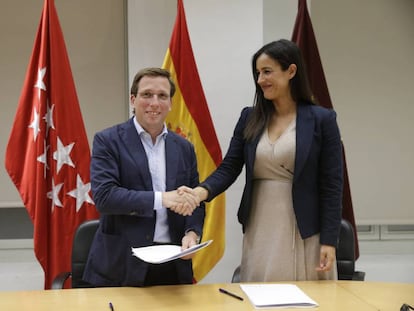 José Luis Martínez-Almeida y Begoña Villacís firman el acuerdo que cerraron menos de 24 ahoras antes de la constitución del Ayuntamiento.