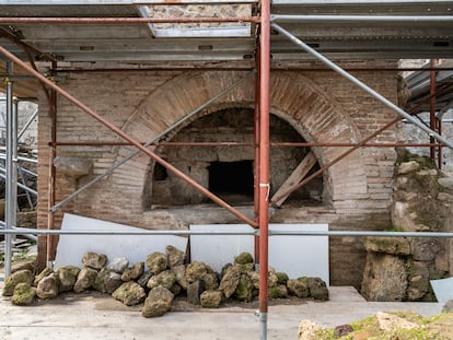 Un horno descubierto en una panadería. Muy cerca, aparecieron los esqueletos de tres víctimas de la erupción, seguramente esclavos que fueron encerrados y perecieron cuando el techo cayó sobre ellos.