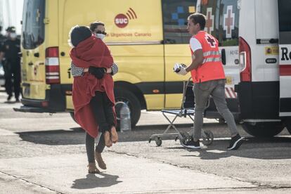 Efectivos de Salvamento Marítimo, Cruz Roja, la Policía y otros servicios de emergencia atienden a las 43 personas rescatadas en una patera a la deriva a 27 kilómetros de Lanzarote, entre ellas un bebé nacido y fallecido a bordo de la propia embarcación.