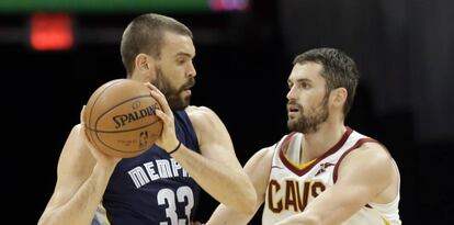 Marc Gasol, en un duelo de este año ante Kevin Love.