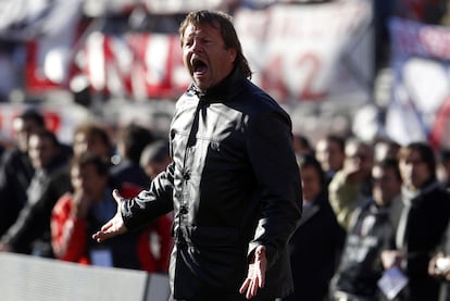 Ricardo Zielinski, entrenador de Belgrado, grita durante el partido.