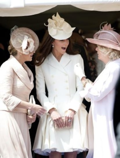 Kate Middleton, entre la condesa de Wessex (izquierda) y la duquesa de Cornualles. 