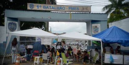 Mulheres diante de batalhão em Vitória.