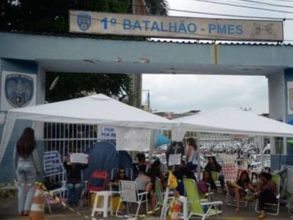 Mulheres diante de batalhão em Vitória.