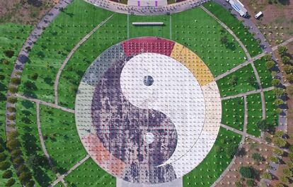 Vista aérea de un evento en el que diez mil personas practican taichi en el Centrol Intenacional de Intercambio Cultural de Jiaozuo (China).