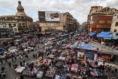 Vista general del distrito de al-Atba de la capital egipcia, El Cairo. El país del norte de África conserva su posición como el tercer país más poblado de África detrás de Etiopía y Nigeria.