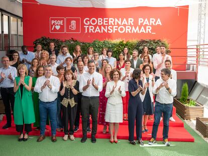 En el centro, el presidente del Gobierno, Pedro Sánchez, posa para la foto de familia durante el Comité Federal extraordinario del PSOE que se celebra este sábado en la sede del partido.