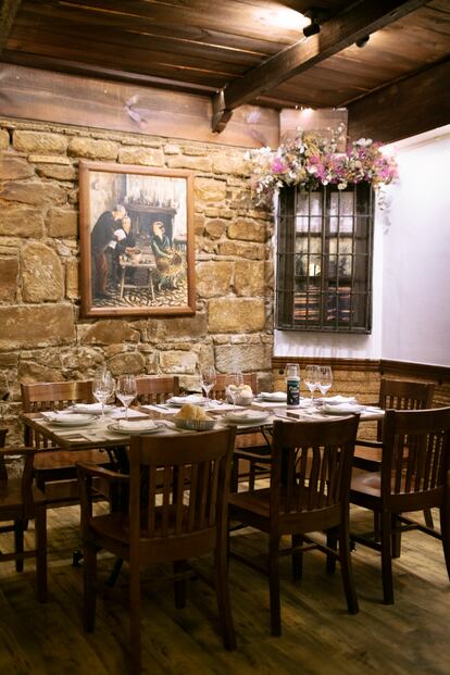 Vista de la sala de la Taberna El Pájaro, en el centro de Baeza.