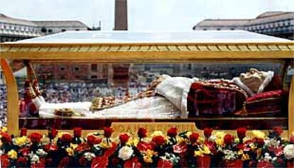 El cuerpo de Juan XXIII es mostrado al público durante la ceremonia celebrada en el Vaticano.