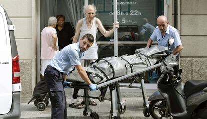 Operarios retiren el cos sense vida de la víctima a Barcelona.
