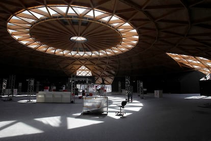 Luz cenital a través de la cubierta que cierra el techo de la plaza.