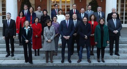 Los miembros del Gobierno posan en las escalinatas de La Moncloa antes de la reunión de su primer Consejo de Ministros, el martes.