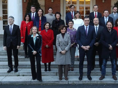 Los miembros del Gobierno posan en las escalinatas de La Moncloa antes de la reunión de su primer Consejo de Ministros, el martes.