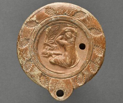 'Lámpara de aceite: Venus'. Italia, segunda mitad del siglo I dC. Arcilla. El medallón se montó en la lámpara en el siglo XIX. Restaurada en 2015. Colección Campana.