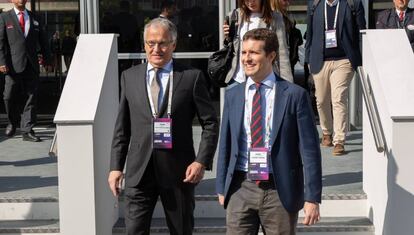 Josep Bou y Pablo Casado, durante el Mobile.