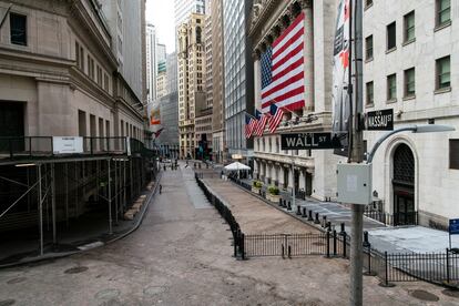 Vista general de la zona de Wall Street,  casi desierta, el tres de abril.