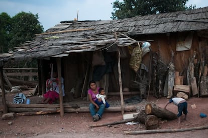 Los derechos a la salud, la alimentación, la vivienda digna y la educación no son una realidad para la población indígena de La Montaña. Uno de cada cuatro niños muere antes de cumplir los seis años de edad, generalmente como consecuencia de las “enfermedades de la pobreza” (ocasionadas por parásitos causantes de vómitos, diarreas y desnutrición) y por la falta de atención e infraestructura médica. La total carencia de un hogar seguro se puede observar en esta vista de una familia delante de su casa en la comunidad de Barranca de la Palma, en Cochoapa el Grande.