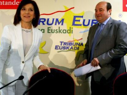 Izaskun Bilbao, junto a Andoni Ortuzar, este lunes en el Fórum Europa Tribuna Euskadi en Bilbao.
