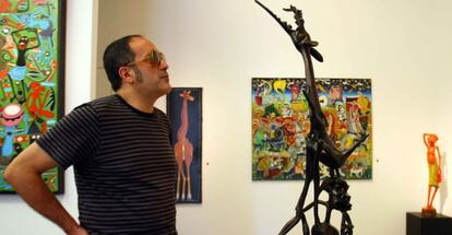 El galerista Jesús Ahedo ante una escultura en ébano del artista John Fundi, incluida en la exposición 'Tanzania, 50 años de arte popular'.