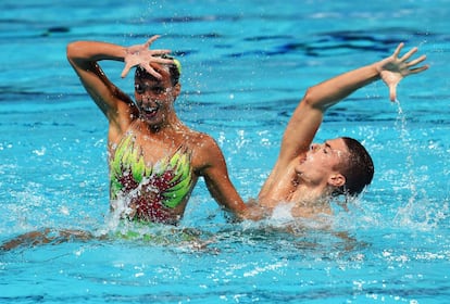 Mariangela Perrupato and Giorgio Minisini, compiten en la final del ejercicio mixto.