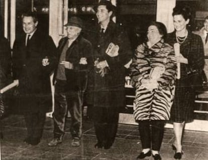 Antonio Bonet (con los planos para la plaza de toros de Madrid) junto a Picasso, Jaqueline, Luis Miguel Dominguín y Lucía Bosé. |