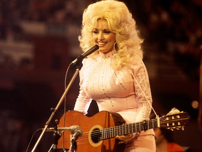 La cantante y actriz Dolly Parton, en un concierto en Londres en 1976.