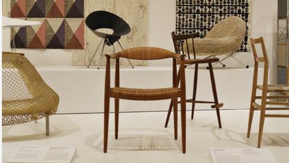 En el centro, un ejemplar de The Round Chair de Hans J. Wegner en la exposición permanente de MoMA (Museum Of Modern Art, New York). El museo recibió este ejemplar en 1953 como regalo de Georg Jensen. I PP Møbler. 