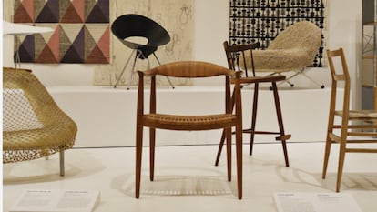 En el centro, un ejemplar de The Round Chair de Hans J. Wegner en la exposición permanente de MoMA (Museum Of Modern Art, New York). El museo recibió este ejemplar en 1953 como regalo de Georg Jensen. I PP Møbler.