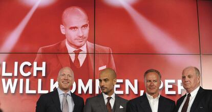Pep Guardiola, segundo por la izquierda, al lado de Mathias Sammer, director deportivo de su nuevo club; Karl-Heinz Rummenigge, presidente de la junta directiva y Uli Hoeness, presidente del Bayern.