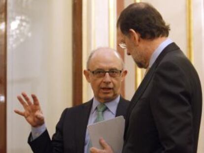 Montoro (izquierda) charla con Rajoy, ayer en el Congreso.