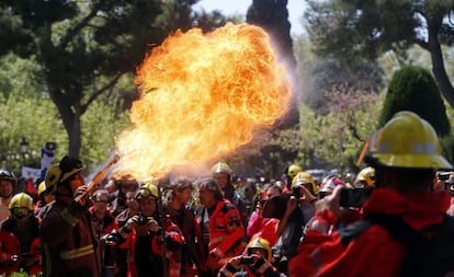 Protestas de los bomberos catalanes por el recorte presuestario, en Barcelona