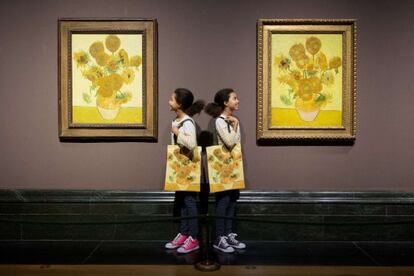 Ella (izquierda) y Eva, gemelas id&eacute;nticas, posan entre las dos versiones de &#039;Los girasoles&#039;, de Vincent Van Gogh, expuestas en la National Gallery.