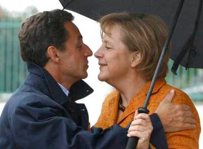 Angela Merkel da la bienvenida a Nicolas Sarkozy, el lunes, en el palacio de Meseberg.