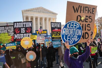 Manifestantes a favor y en contra del aborto el pasado 1 de diciembre ante el Tribunal Supremo de EE UU en Washington