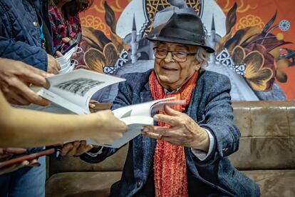El poeta sirio Ali Ahmad Said Esber, conocido como Adonis, firma autógrafos durante una conferencia de prensa el 2 de diciembre de 2022 en la Feria Internacional de Guadalajara (México).