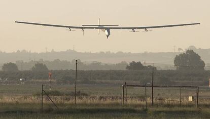 El Solar Impulse, poco antes de aterrizar en Sevilla.