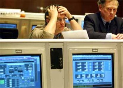 Dos científicos esperan noticias del 'Beagle 2' en la sede de la ESA en Darmstadt.