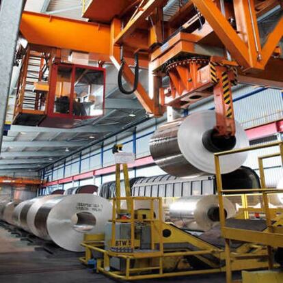 Enormes rollos de aluminio en la fábrica de la compañía canadiense de aluminio Alcan, en Nachterstedt (Alemania).