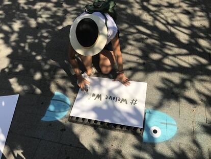 Grupo de voluntarias y voluntarios de Aig&uuml;es de Barcelona dispuestos a graffitear la campa&ntilde;a #WeloveWater, El WC no es una papelera. 