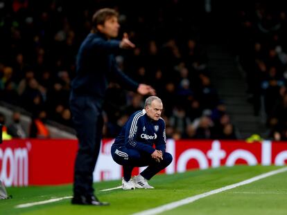 Marcelo Bielsa, entrenador del Leeds United, durante el encuentro de Champions ante el Tottenham, dirigido por Conte.