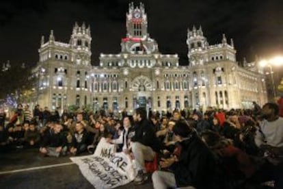 Los manifestantes contra el desalojo del hotel Madrid cortan el tráfico en Cibeles.