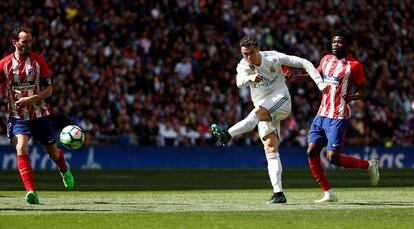 Ronaldo lanza la pelota.