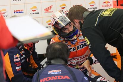 Dani Pedrosa habla con su equipo durante la sesión del viernes en Le Mans.