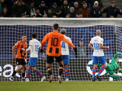 Danylo Sikan marca el gol del Shakhtar en la primera parte.