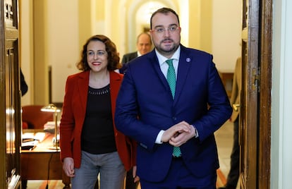 La presidenta del Consejo de Estado, Magdalena Valerio Cordero (i), recibe en la sede de la institución, el Palacio de los Consejos, este martes, al presidente del Principado de Asturias, Adrián Barbón Rodríguez.