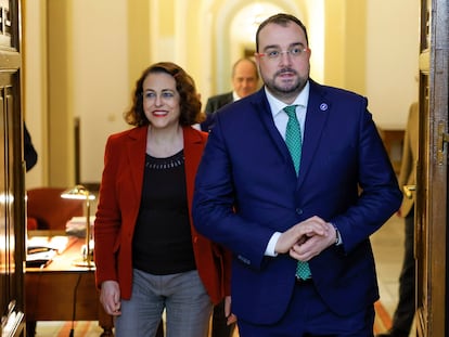 La presidenta del Consejo de Estado, Magdalena Valerio Cordero (i), recibe en la sede de la institución, el Palacio de los Consejos, este martes, al presidente del Principado de Asturias, Adrián Barbón Rodríguez.